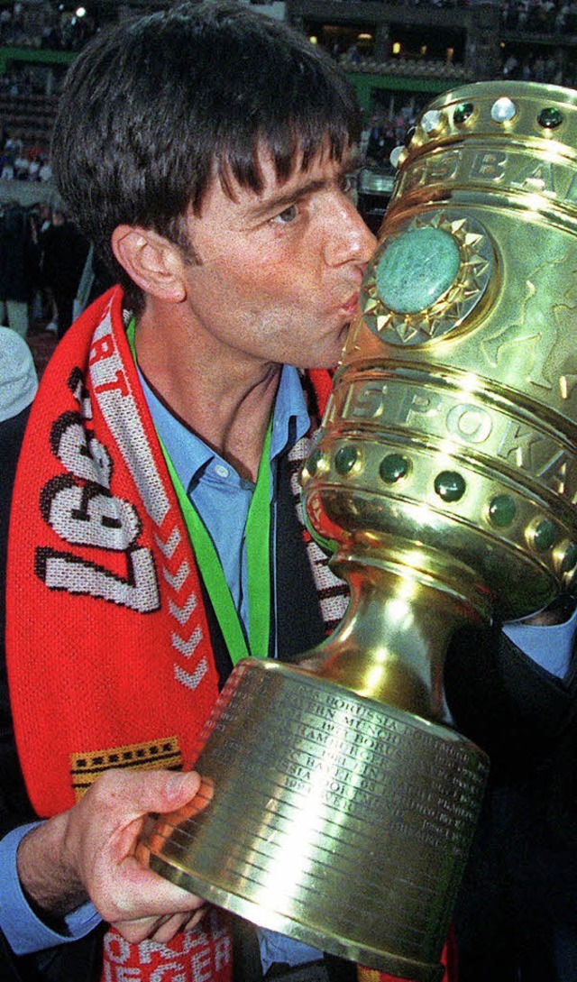 Joachim Lw, damals Trainer in Stuttga...fB gegen Cottbus im Pokalfinale 1997.   | Foto: dpa