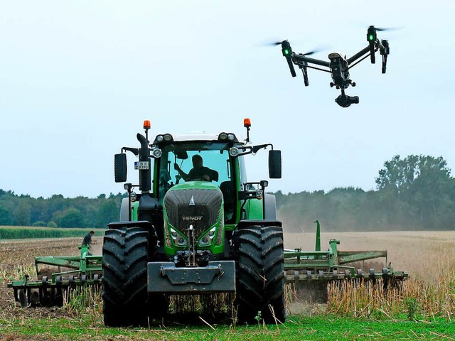 Mit Traktor und Drohnen arbeitet dieser Bauer in Niedersachsen.  | Foto: Holger Hollemann