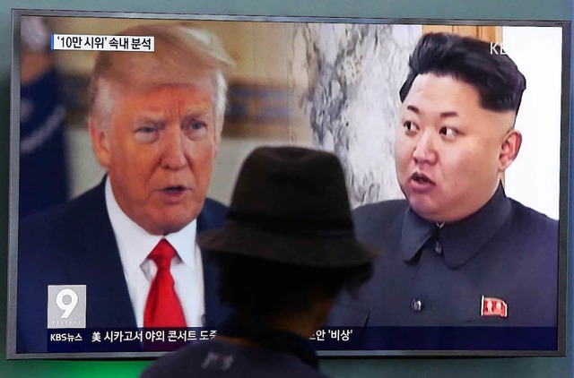 Ein Bildschirm in Seoul, Sdkorea, zei...und  Nordkoreas Diktator Kim Jong-un.   | Foto: dpa