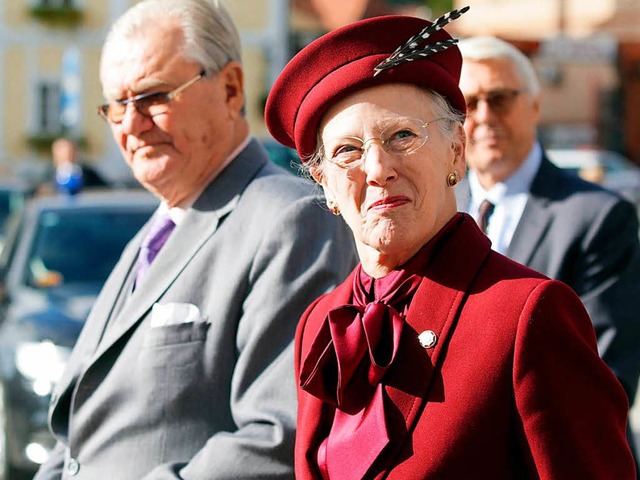 Stets der Mann im Hintergrund: Henrik neben Knigin Margrethe   | Foto: dpa