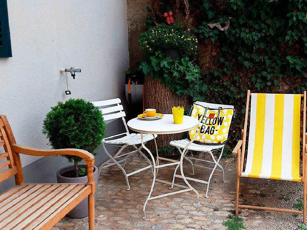 Deborah Fritz:  im Hof meines Opas - gelbe Tasche mit Aufschrift "yellow bag", ein gelbes Gedeck, ein Liegestuhl und ein gelbes Teelichtglas.Name: "Sommereckchen"