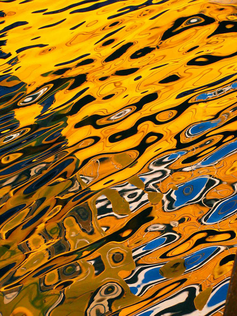 Alfred Ro: Foto vom 27.7 im Hafen von Savona. Es zeigt die Spiegelung der gelben Korsikafhren im Wasser des Hafenbeckens.