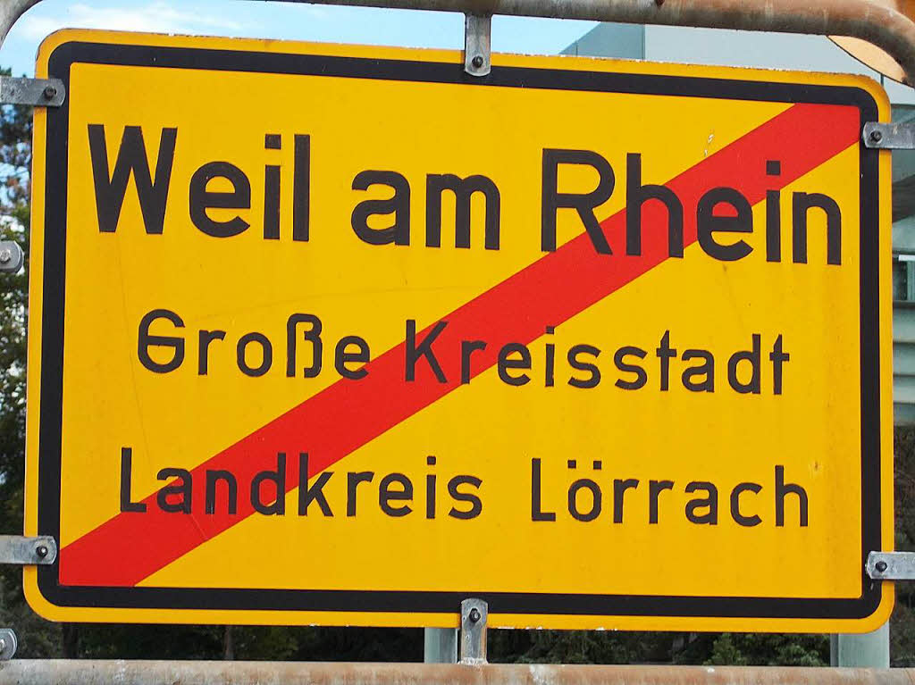 Herbert Stahl: Im gelben Verkehrsschild wird hier bei der Ortsausfahrt  in Altweil  „Ende der Groen Kreisstadt“ angezeigt.
