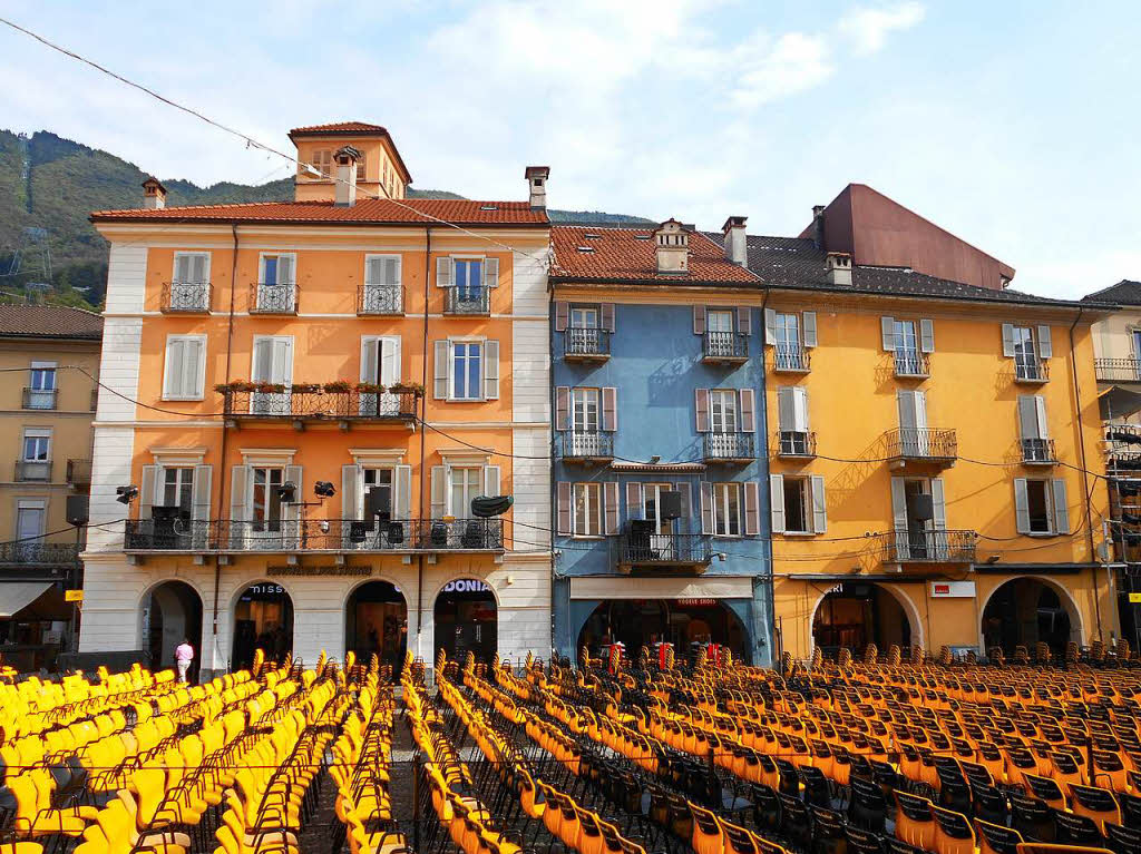 Annette Lorenz: Das Foto zeigt die Piazza Grande von Locarno mit der gelben Bestuhlung fr die Filmfestspiele 2017. Die Aufnahme ist vor etwa zwei Wochen bei einem Tessinaufenthalt entstanden.