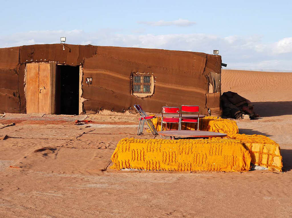 Petra Hartmann: Die Aufnahme entstand in Marokko in der Sahara. Abgebildet ist ein Wstencamp. Auf dem gelben Tisch wird das Frhstcksbffet angerichtet, wenn drauen gegessen wird. Das Foto entstand 2011 im November.