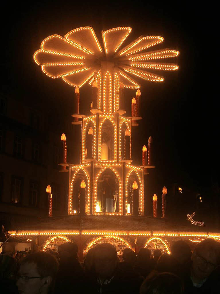 Brigitte Baur: Riesige Weihnachtspyramide auf dem Weihnachtsmarkt in Heidelberg. Aufgenommen im November 2012.
