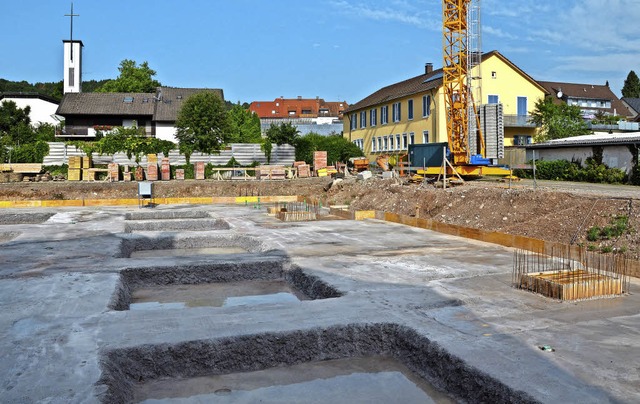 Hinter dem Wehrahof haben die Arbeiten...s geplante Mehrfamilienhaus begonnen.   | Foto: Erika Bader