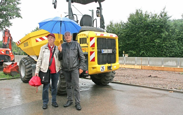 Am knftigen S-Bahn-Haltepunkt Schlatt...h mit Artur Cremans die Baustelle an.   | Foto: Marlies Jung-Knoblich