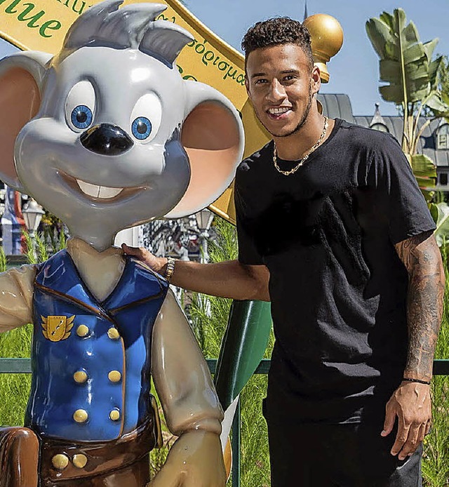 Corentin Tolisso besuchte die Nachwuch...ern Kidscamps in ihrem Trainingslager.  | Foto: Europa-Park