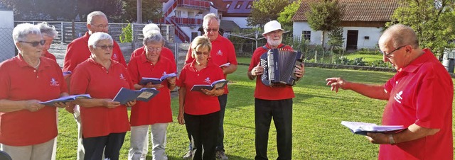 Das 60-Chrli sang beim Grillfest der... Breitensportgruppe des TuS Maulburg.   | Foto: ZVG