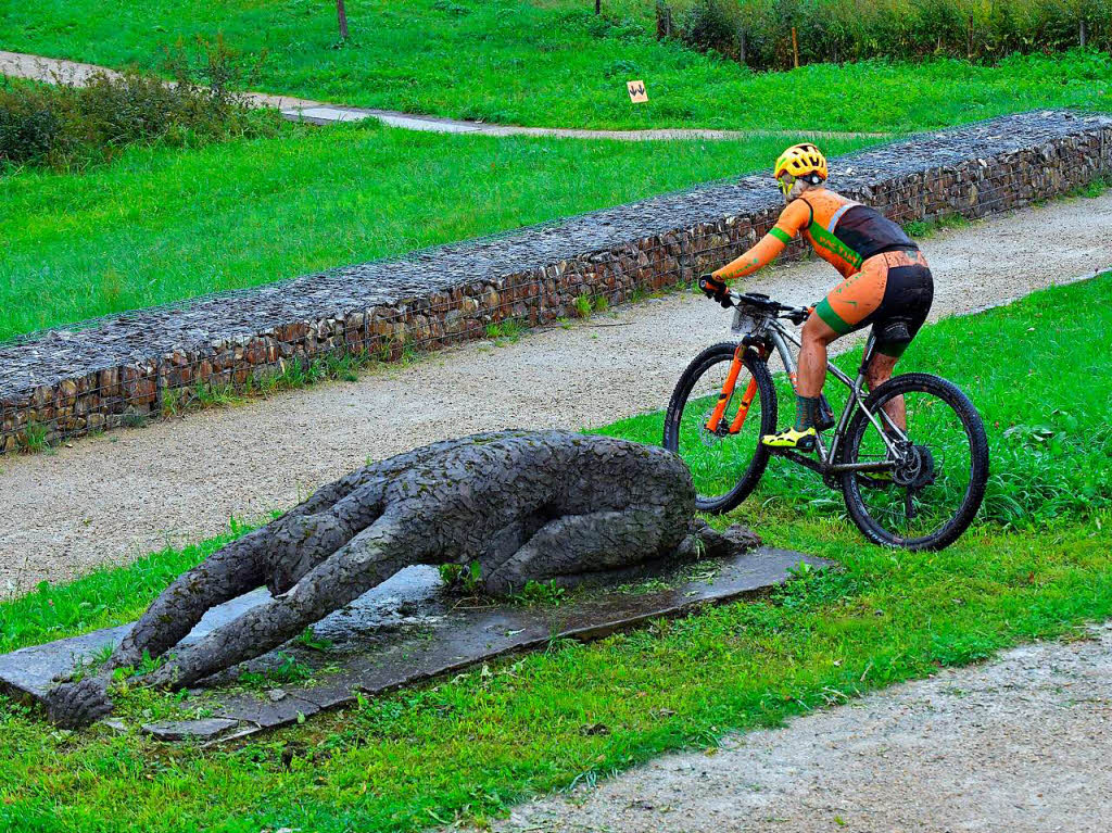 Die Kunst im Skulpturenpark Grafenhausen scheint sich vor den sportlichen Leistungen der Mountainbiker zu verbeugen –  bereit zur La-Ola-Welle sozusagen.