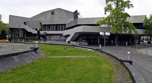 Das Badische Staatstheater Karlsruhe z...kostet mindestens 325 Millionen Euro.   | Foto: dpa