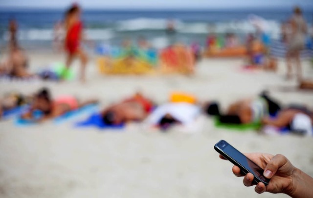 Handysurfen am Strand ist lngst nicht berall billig geworden.  | Foto: dpa