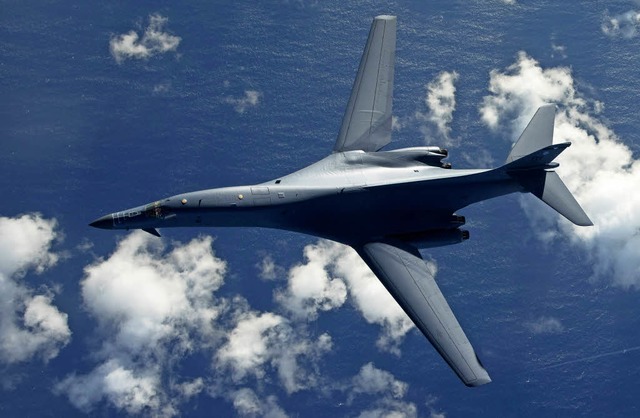 Ein Bomber vom Typ B-1B Lancer der US-...einem Start auf der Pazifik-Insel Guam  | Foto: dpa