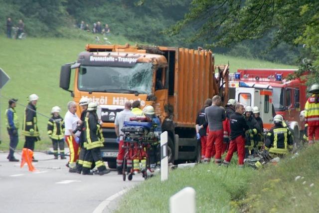 Mllwagen und Unglcksfahrzeug werden nach Todesfahrt untersucht