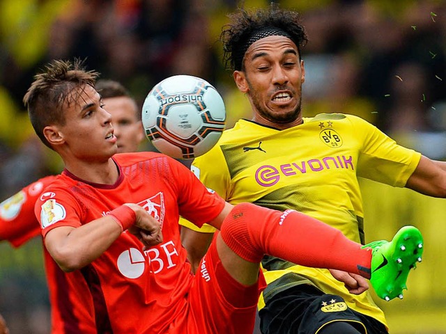 Im Duell gegen die Groen: Der 1. FC R...mit Aubameyang) vergeblich um ein Tor.  | Foto: dpa