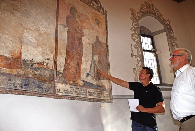 Peter Ketterer (links) vom Bauamt  und...chten die  restaurierten Wandgemlde.   | Foto: Michael Haberer