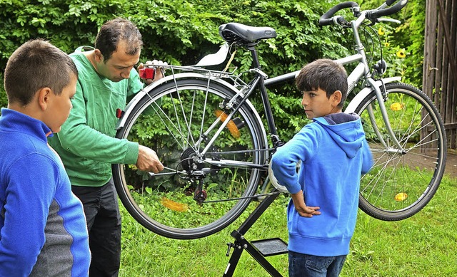 Fahrradreparieren leicht gemacht: Der ... einem Drahtesel  korrekte lung vor.   | Foto: Hege