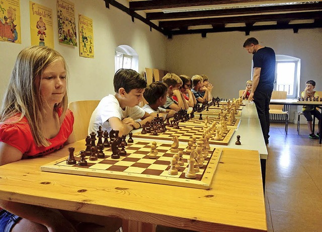 Kinder spielen Schach.  | Foto: Isabella Eschbach