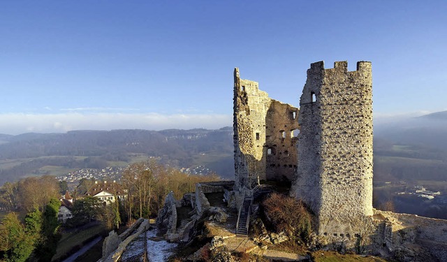 Der Wohnturm der restaurierten Burgruine mit Blick ins Birstal   | Foto: Martina David-Wenk