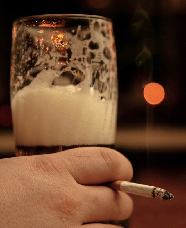 Die Kippe und das Bier gehren fr die...Gste mit dem Rauchverbot abgefunden.   | Foto: DPA