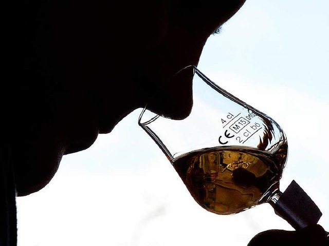 Die Nase im Glas: Gute Obstbrnde sind olfaktorisch so interessant wie der Wein.  | Foto: dpa