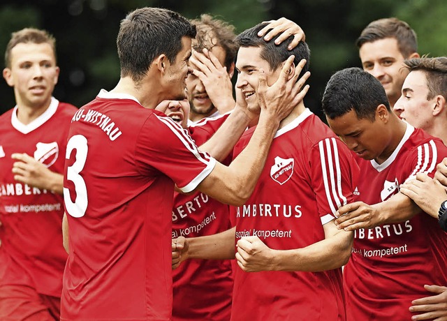 Alle wollen ihn berhren: Marius Zimme...dem 1:0 fr den SV Au-Wittnau feiern.   | Foto: Keller