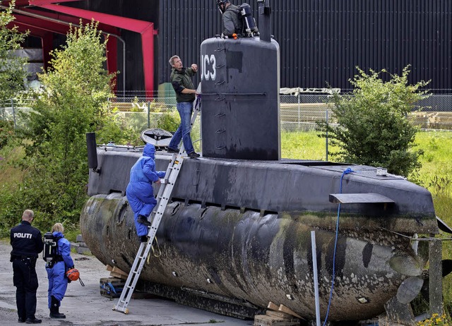 Ermittler  durchsuchen das am Freitag in der Ostsee gesunkene U-Boot.  | Foto: dpa