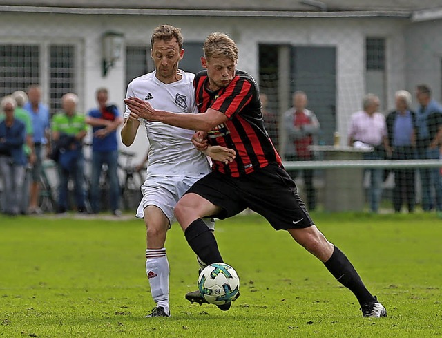 &#8222;Der Wille war da&#8220;: FSV-St...gl (rechts) gegen Matthias Maier (FFC)  | Foto: Niklas Schchlin