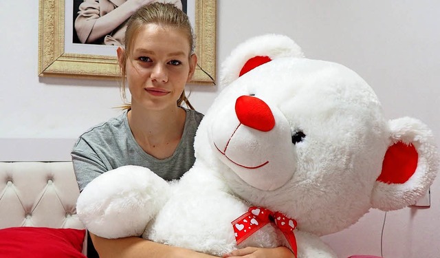 Mechetner in ihrem Jugendzimmer mit Teddybr Pinky   | Foto: dpa