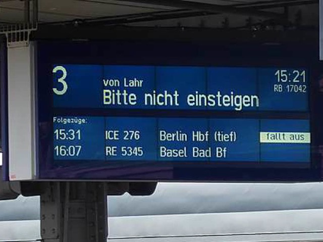 Reisende sind jetzt besonders auf Informationen der Bahn angewiesen.  | Foto: Helmut Seller