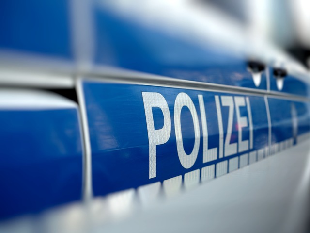 Die Polizei sucht nach dem geflchteten Autofahrer (Symbolbild).  | Foto: Heiko Kverling (Fotolia)