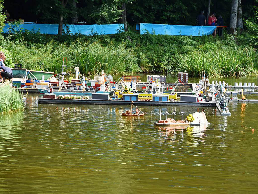 Der Badweiher in St. Peter verwandelt sich während des Hocks der Modell-Schiff-Kapitäne für zwei Tage in eine Hafenanlage. Von hier aus starten die (Modell-)Schiffe in See. Der Badweiher in St. Peter verwandelt sich während des Hocks der Modell-Schiff-Kapitäne für zwei Tage in eine Hafenanlage. Von hier aus starten die (Modell-)Schiffe in See.