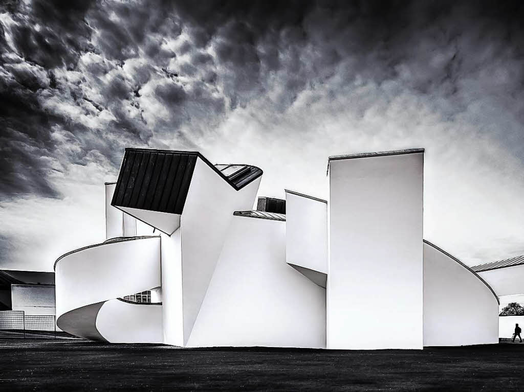 Architektur: Das Vitra-Design-Museum in Weil am Rhein vor einem dramatischen Himmel. Festgehalten hat diesen Moment Gerd Gruendel aus Wyhlen.