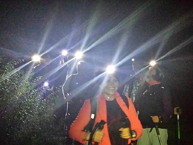 Die Wandergruppe unterwegs im Dunkeln.  | Foto: Privat