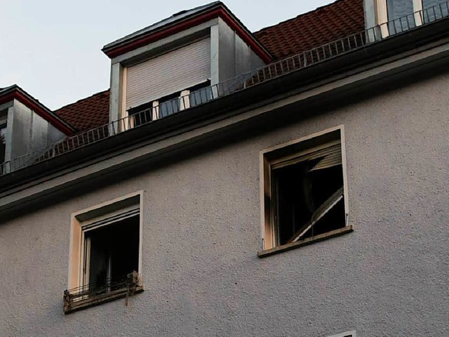 Das Schlafzimmer der Frau (rechts) stand am Sonntagabend n Flammen.  | Foto: Konstantin Grlich