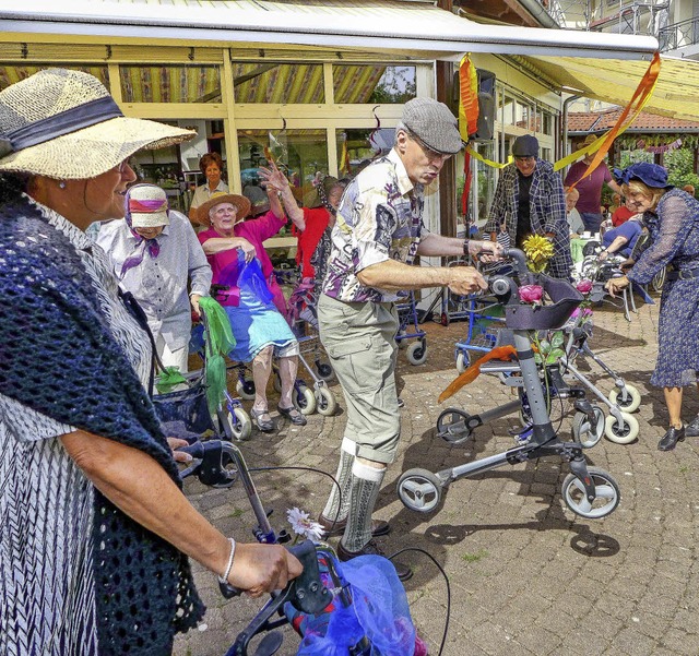 Bewohnerinnen und Mitarbeiter der Gevita beim schwungvollen Rollatortanz   | Foto: Marina Lohrbach