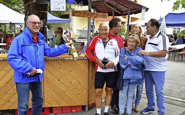 Coole Mixgetrnke und nette Gesprche ...Kastanienbaumhock an der Cocktailbar.   | Foto: Edgar Steinfelder