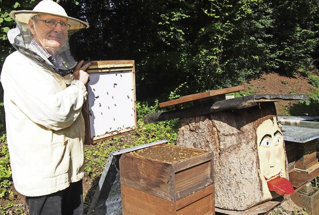 Peter Fritzsche aus Hgelberg ist stol...ie Honigsammlerinnen nicht zu stren.   | Foto: Gabriele Poppen
