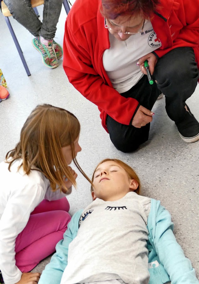 Wie ein Krper in stabile Seitenlage gebracht wird, lernten die Kinder beim DRK.  | Foto: Ines Biedenkapp