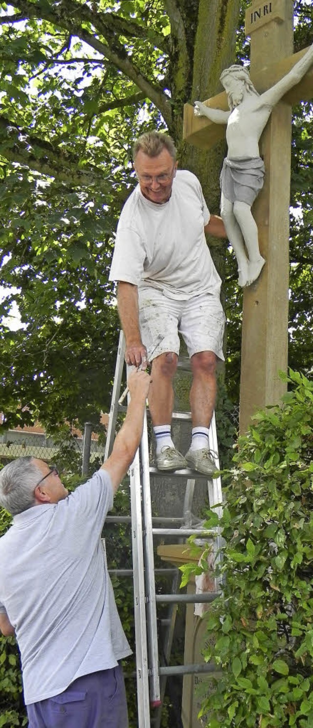 Gut festhalten: Rudi Stiefvater und Er...ei ihrer Arbeit am Kreuz in Kirchhofen  | Foto: Privat