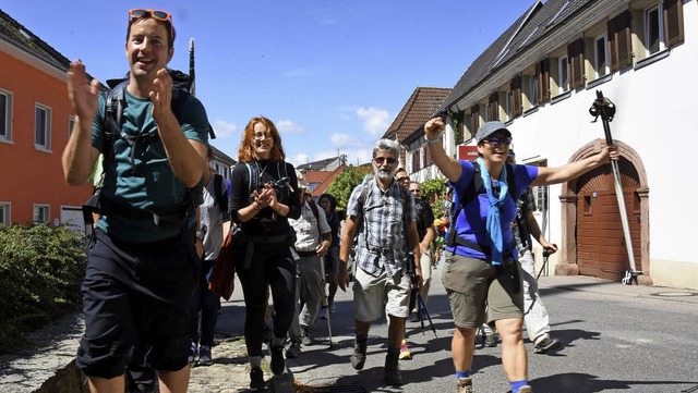 Applaus und Siegerpose: der triumphale Einzug der Wanderer in Ihringen   | Foto: Privat / Jonas Hirt
