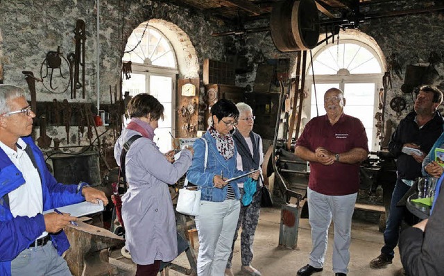 In der Historischen  Hammerschmiede: K...chts, Vorsitzender des Frdervereins).  | Foto: Karin Hei