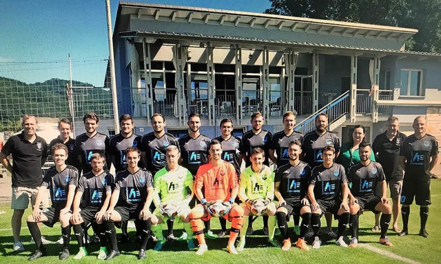 Die Erste Mannschaft des FC Buchholz m...uern und Trainer Daniel Ruf (rechts).   | Foto: Verein