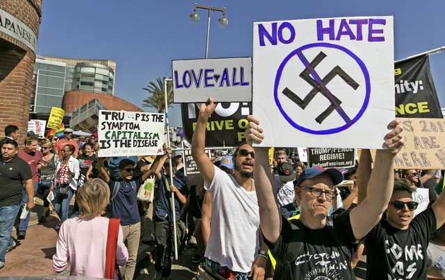 Demonstranten gehen in Los Angeles geg...sch motivierte Gewalt auf die Strae.   | Foto: dpa