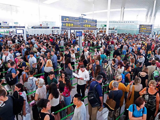 Gute Nerven brauchen die Passagiere am Flughafen Barcelona bei der Abfertigung.  | Foto: dpa