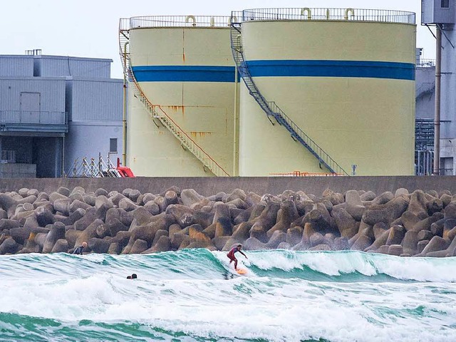Surfer vor Industriebauten an der Kste  Hironos  | Foto: Javier Sauras