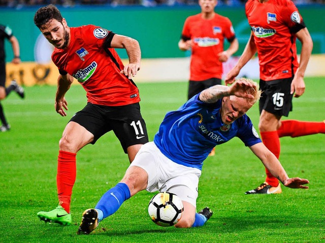 DFB-Pokal, Hansa Rostock - Hertha BSC,...ks Marcel Hilner kmpfen um den Ball.  | Foto: dpa