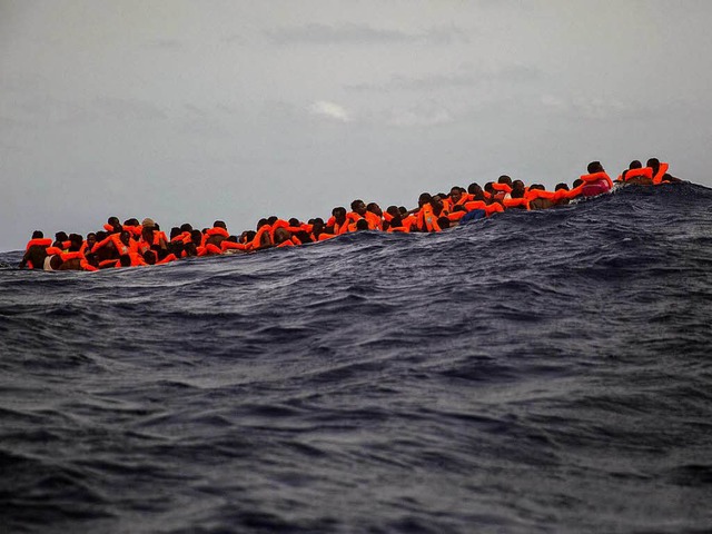 Migranten auf dem Mittelmeer   | Foto: dpa