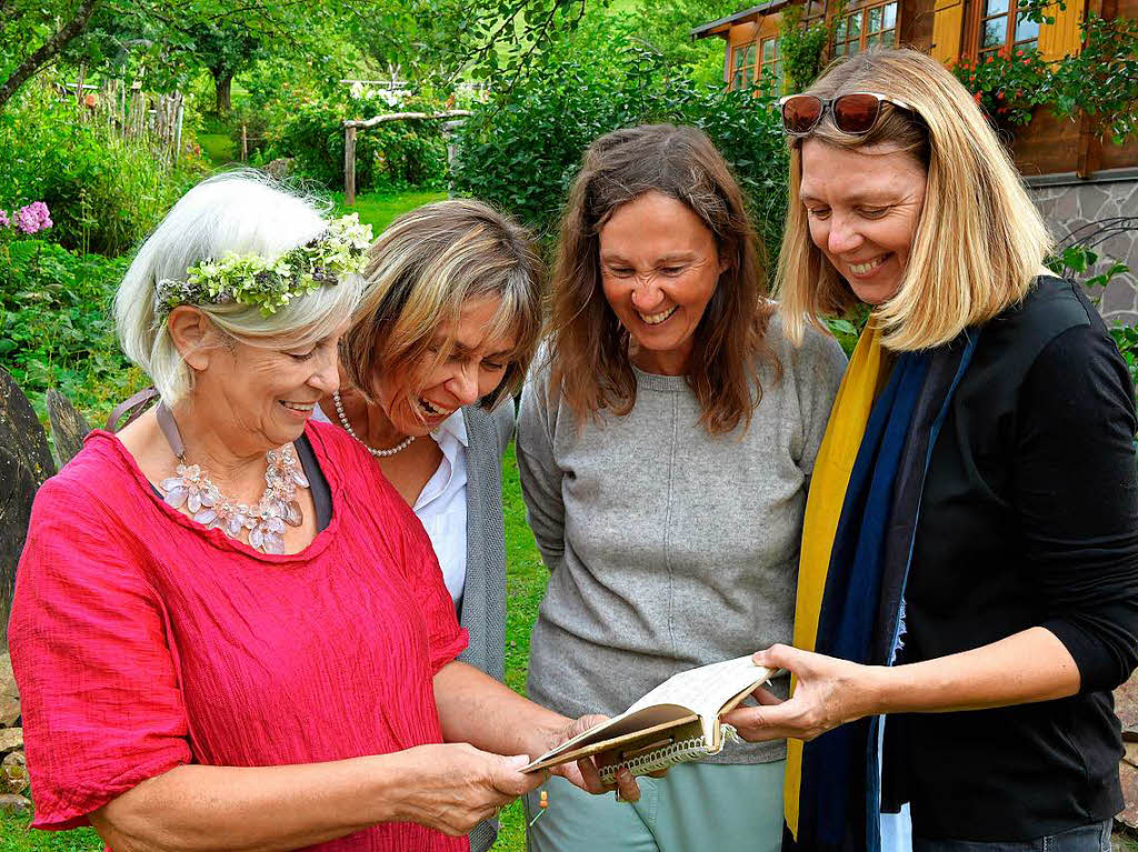 Gerda „Flora" Jgler, Stefanie Schwenninger, Susanne Eggert und Mechthilde Frey-Albert (von links) freuen sich ber die Kommentare im Gstebuch.